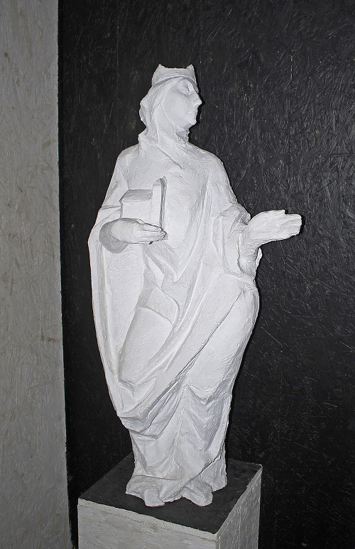 Medzi vystavenými sochami je aj uhorská kráľovná Gizela.
