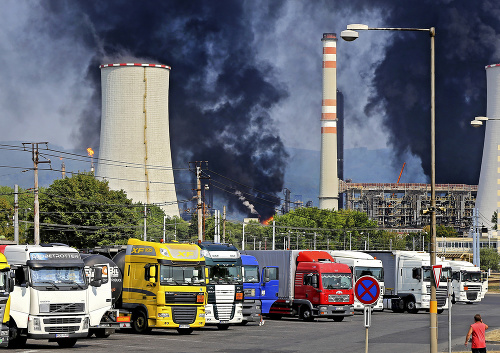 Požiar v chemickom závode ovplyvnil chod celého mesta.