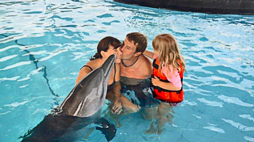 Rodiny za plávanie s delfínmi platia 130 eur.
