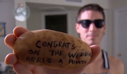Alex napíše na zemiak ľubovoľný odkaz. Na tomto stojí: ,,Gratulujem k svadbe. Tu je zemiak.