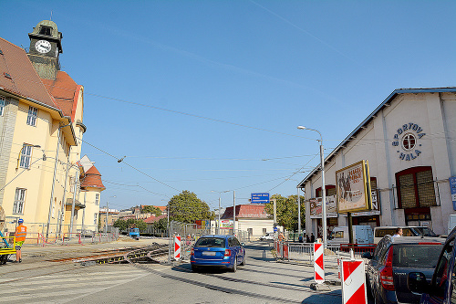 Síce križovatku úplne neotvorili, no aspoň je
sprejazdnený jazdný pruh v smere od Ulice
Československej armády do Moyzesovej ulice.
