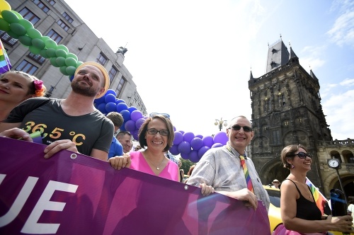 V čele sprievodu sa objavila pražská primátorka Adriana Krnáčová.