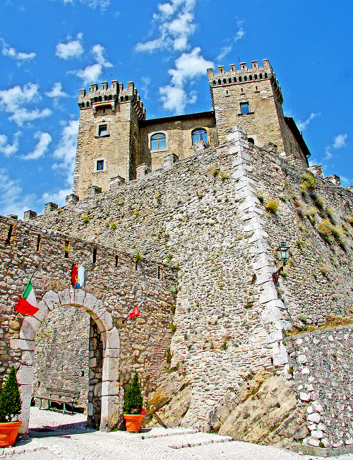 Castello baronale ponúka moderné bývanie s bohatou históriou.