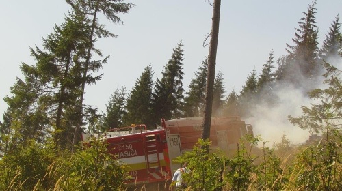 Požiar pod Babou horou sa hasičom stále nepodarilo zlikvidovať. 