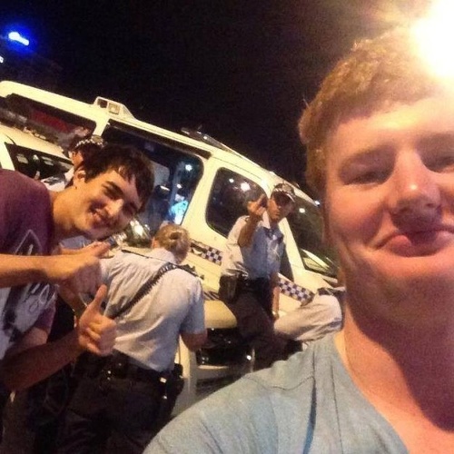 Toto je dôvod, prečo nerobiť selfie s policajtmi.