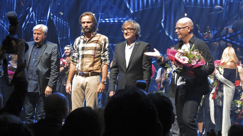 Na pódiu sa stretli traja významní umelci,
zľava: Kamil Peteraj, Ján Ďurovčík aj Miro Žbirka.