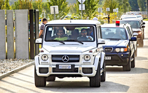 Premiér Emirátov miluje terénne mercedesy. Sedáva vždy vpredu a dvere si otvára sám.