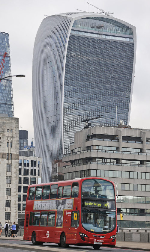 Moderný londýnsky mrakodrap, známy ako Walkie Talkie pre svoj tvar pripomínajúci mobilný telefón, získal cenu pre najhorší architektonický počin roka.