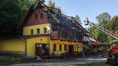 Pri Drhlenskom rybníku v Česku horela rekreačná chata, boli v nej stredoškoláci.