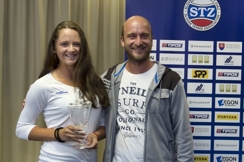 Slovenská tenistka Viktória Kužmová s trénerom Jánom Sabovčíkom.