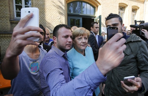 Migranti si robia selfie fotky s nemeckou kancelárkou Angelou Merkelovou.