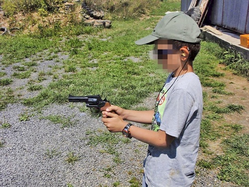 Je toto normálne?! Deti vo Vojenskom letnom tábore neďaleko Podbrezovej strieľali ostrými nábojmi z útočných pušiek. 
