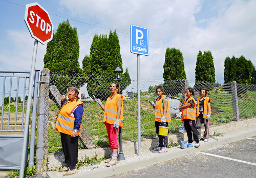 Ženy na aktivačných prácach v Richnave natierali plot na cintoríne