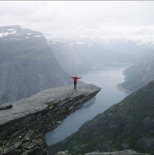 Trolltunga alebo Trolí jazyk sa nachádza nad jazerom vo výške 700 metrov. 