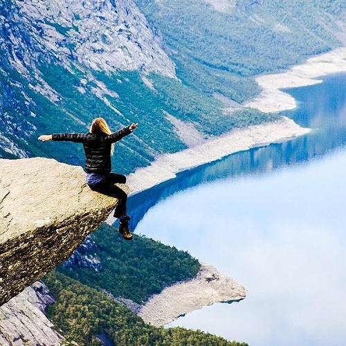 Nórsky útes Trolltunga, kde si chcela študentka spraviť fotografiu. 