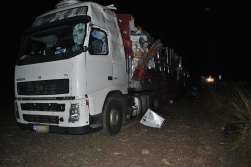 Maďarský vodič (44) tohto kamiónu zrážku s kolegom prežil. 