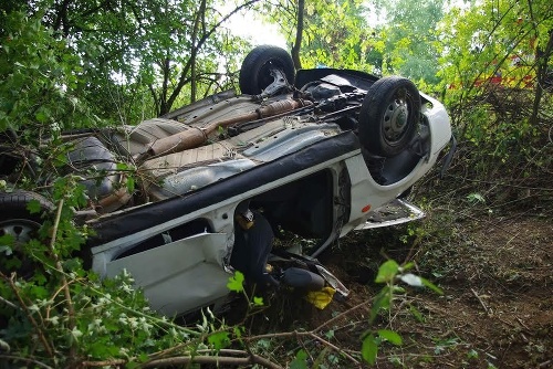 Dve tínedžerky († 18, † 16) zahynuli v prevrátenom osobnom aute, ktoré sa dostalo mimo cestu.