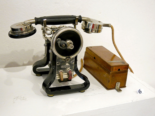 Najstarší telefón na výstave pochádza z roku 1884.