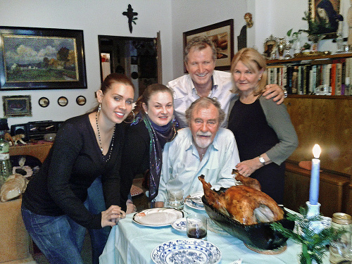 S rodinou: Druhá zľava je vnučka Silvia (32), vedľa nej zať Vladimír (59) a dcéra Vierka (59).  Zvyk jesť na Vianoce moriaka zaviedla v rodine Brázdovičova manželka Margita († 81), ktorá vyrastala vo Francúzsku.