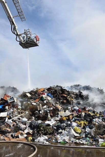 V Košiciach s požiarom odpadu bojuje 17 profesionálnych a dobropvoľných hasičov.