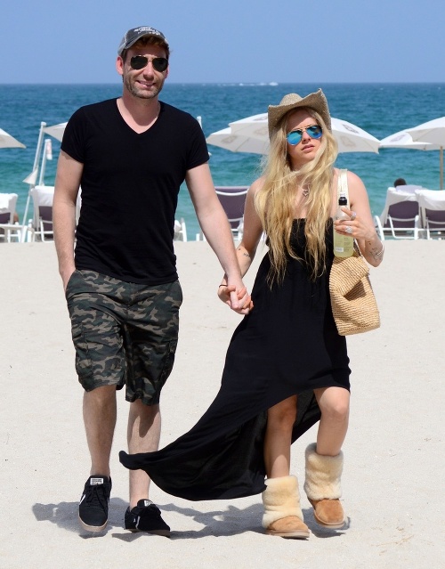 Avril s manželom - nahodila letný outfit, no čižmy mala ako do treskúcej zimy.