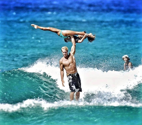 Američanom sa podarilo pozdvihnúť tandemový surfing na vyššiu úroveň.