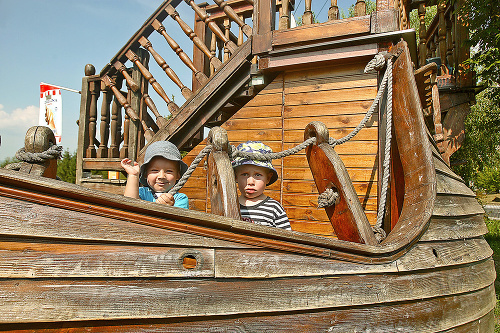 Adamko (2) a Filipko sa hrali na lodi na námorníkov. 