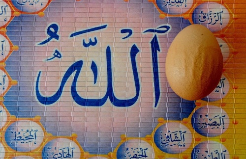 Na škrupinke sa objavil nápis Allah v arabčine.