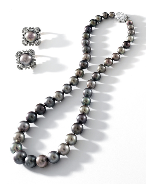 Výrobcovia šperkov ochudobnili náhrdelník o dve perly, aby z nich vytvorili luxusné náušnice.