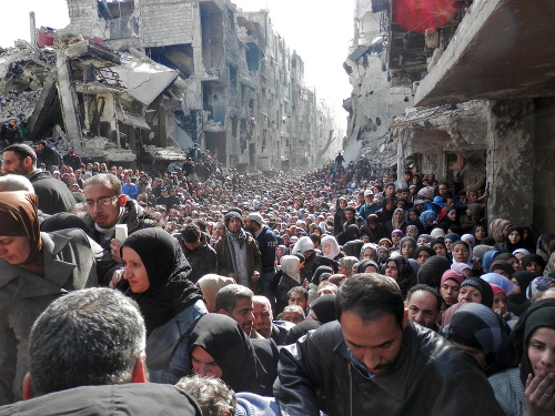 Utečenecký tábor v Yarmouku: Ľudia čakajú na prídel jedla v nekonečných radoch.