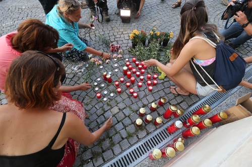 Pred policajnou stanicou v Eisenstadte ľudia zapaľujú sviečky.