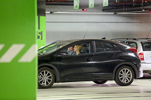 Bratislava Obchodné centrum 24.08.2015 - 18:22 hod. Sarnovská odviezla Reháka z nákupného centra svojím autom.