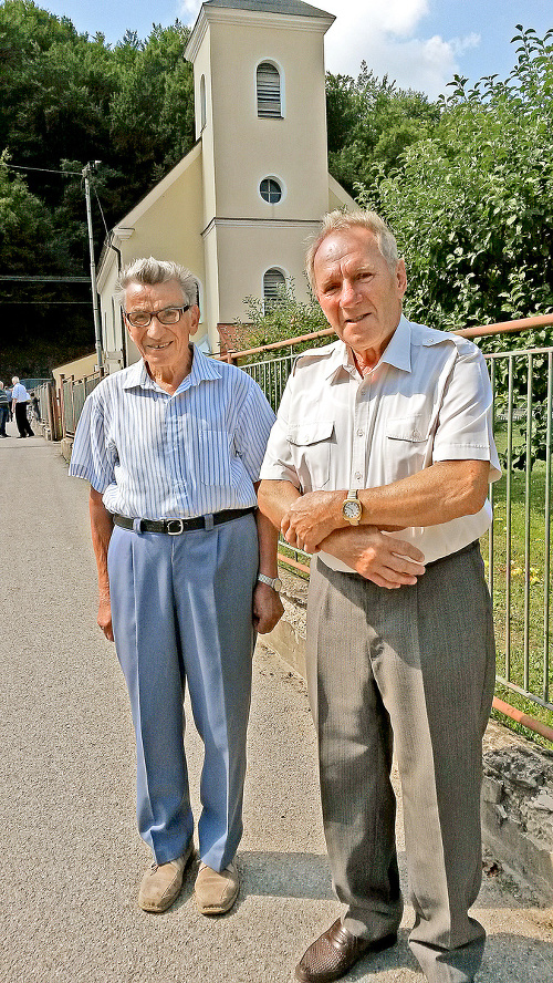 Anton Fabičin (80, vľavo) a František Janíček (78) hovoria, že takéto nešťastie obec ešte nezažila.