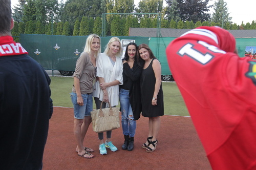 Na párty prišli aj manželky hokejistov, Majka Demitrová, Šárka Petrovická či Mária Kopecká.