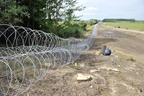 Maďari postavili na ochranu pred migrantmi plot s ostnatým drôtom.