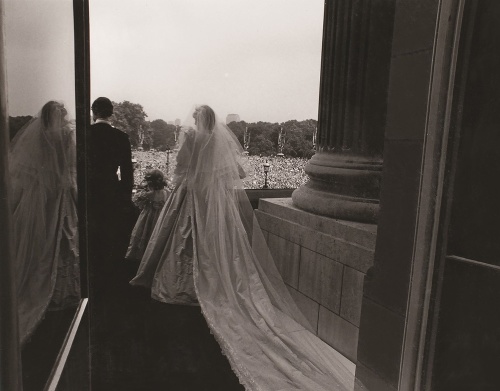Charles a Diana vystúpili pred tisíckami ľudí ako čerství novomanželia.