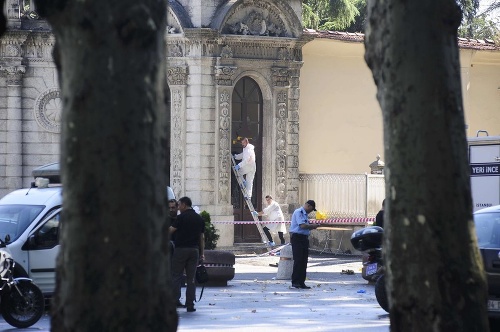 Muži vystrelili na strážcov pred palácom. 