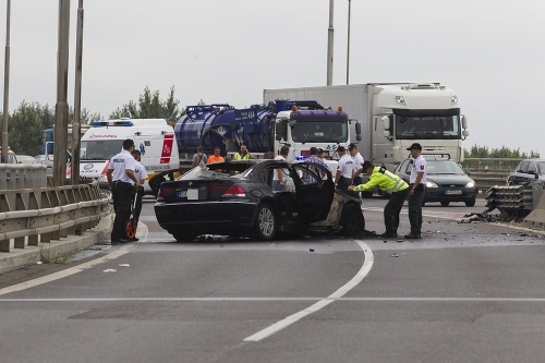 Auto sa prevrátilo a začalo horieť. 