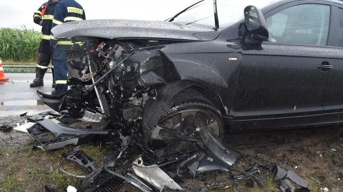 Vodič Audi Q7 prešiel do protismeru, kde sa zrazil so Škodou Octavia. 