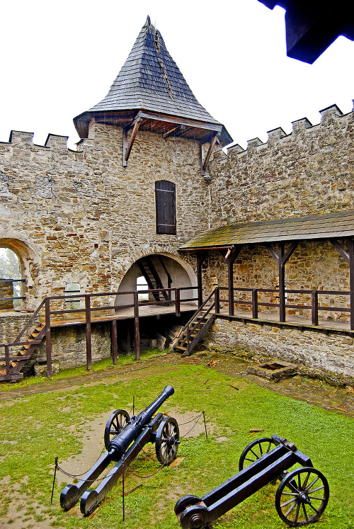 Blesk zasiahol aj hradnú vežu.