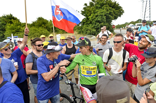 Typický obraz Tour de France: Peter Sagan v zelenom, obkľúčený Slovákmi.
