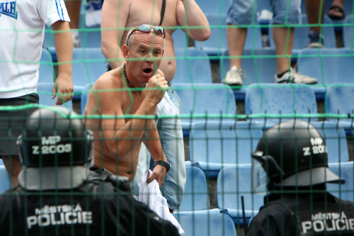 Zlín zdolal Ostravu 2:0, duel sprevádzali výtržnosti fanúšikov.