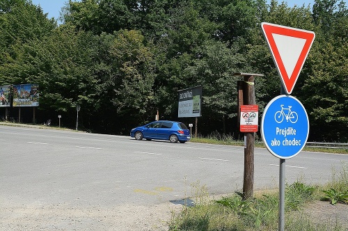 Táto značka upozorňuje cyklistov.