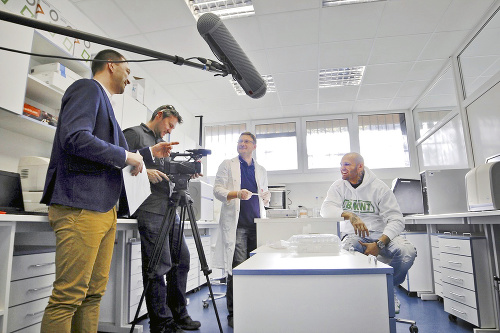 Sídliskový sen: Film nakrúcal režisér Miro Drobný (vľavo) osem rokov.