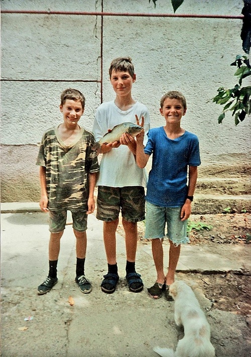 Erik (vpravo) má okrem futbalu aj záľubu aj v rybačke. Rybe, ktorú chytil, urobil somárske uši. 
