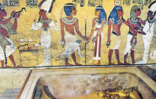 Dvere, ktoré majú viesť do hrobky Nefertiti, sú umiestnené v pravej časti steny