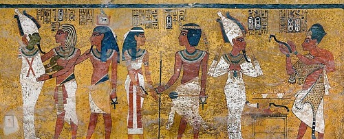 Dvere, ktoré majú viesť do hrobky Nefertiti, sú umiestnené v pravej časti steny. 