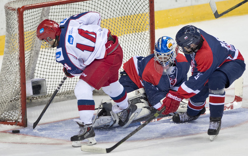 Na snímke sprava vľavo slovenskí hokejoví reprezentanti do 18 rokov Erik Rajnoha, brankár  Ján Kožiak a Rus Iľja Avramenko bojujú  v zápase.