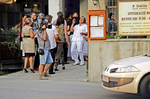 Bratislava, Devín, 8.8.2015, 19.15 hod.: Vajda hostí vítal osobne a s každým žartoval.