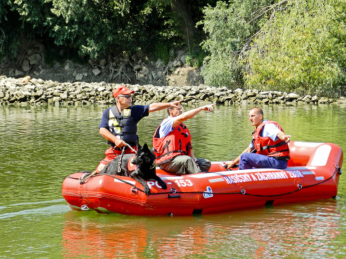 Záchranári v teréne: Na člne pátrajú po Lacovi, voda je však špinavá a akciu to komplikuje.